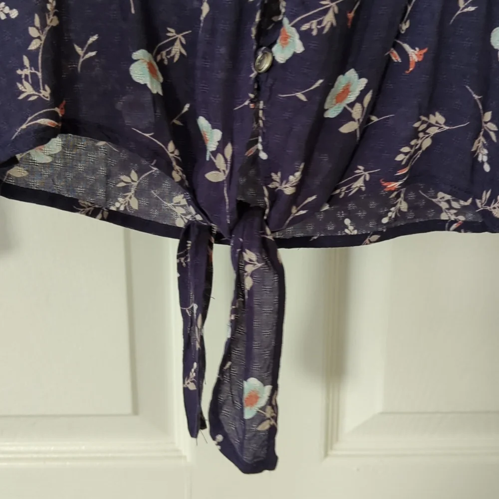 Sky and Sparrow blue floral top size XS - Picture 3 of 4